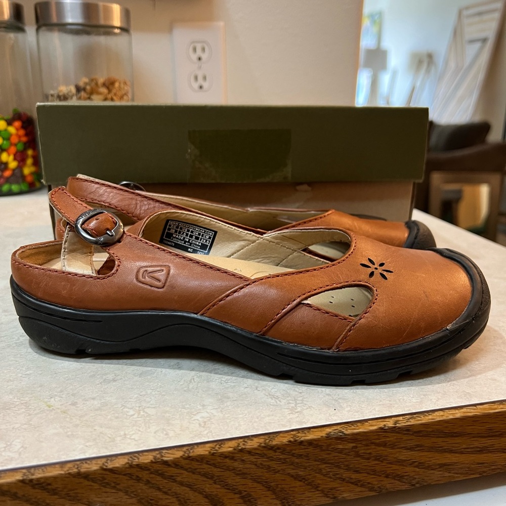 Keen Paradise Slip-on, size 7.5 (women’s), color is Bombay brown.